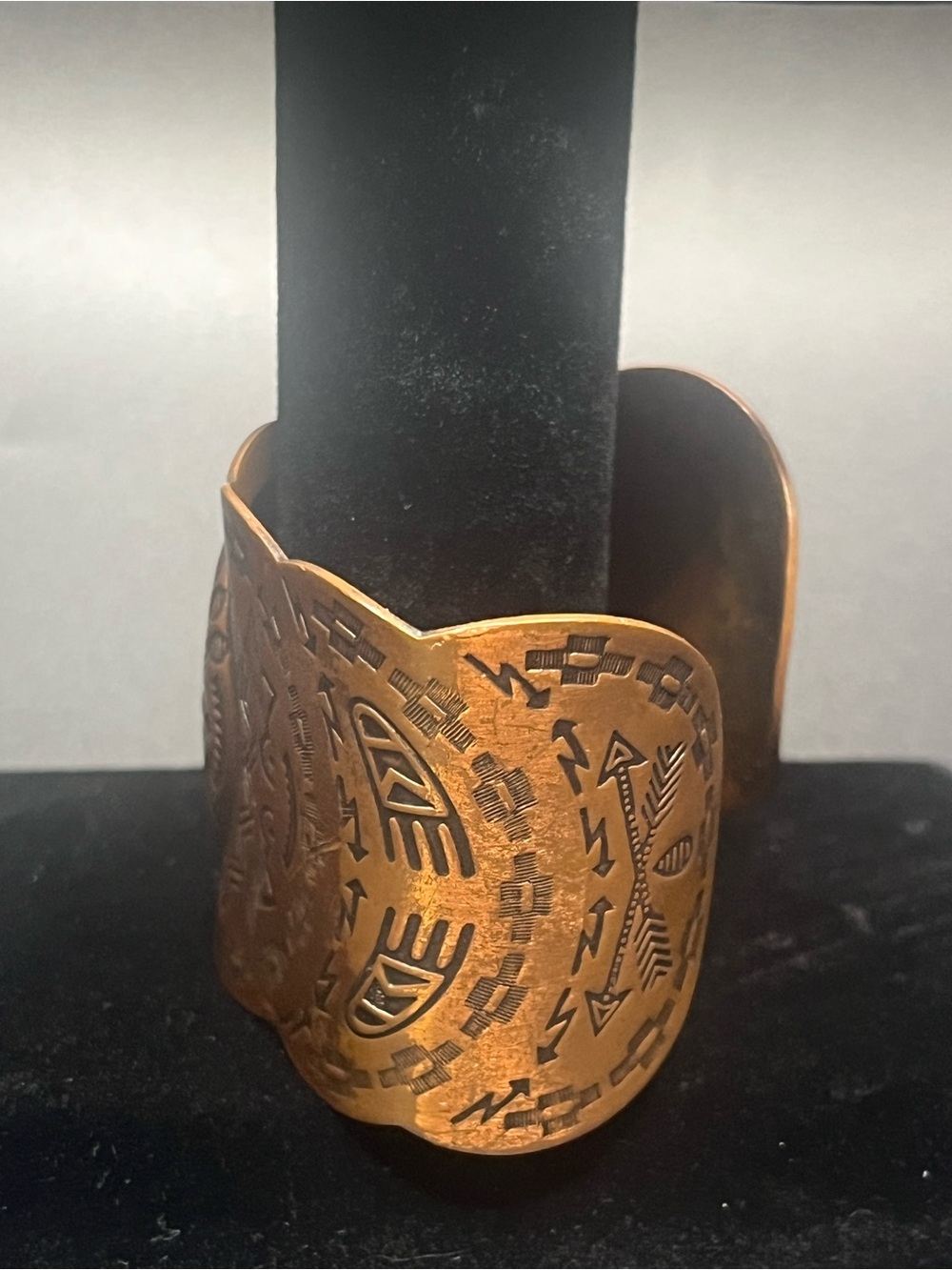 Vintage 1970s Solid Copper Wide Southwestern Embossed Cuff Bracelet - Picture 4 of 10